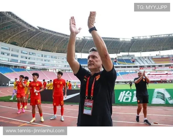 足球球星成功打入关键进球回到更衣室激动庆祝队友热烈欢迎 足球球星成功打入关键进球回到更衣室激动庆祝队友热烈欢迎