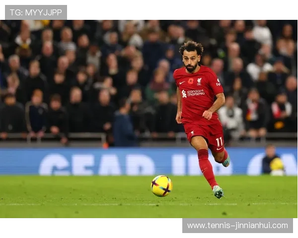 足球球星送秋衣事件引发热议 真相背后隐藏的故事与情感交织 足球球星送秋衣事件引发热议 真相背后隐藏的故事与情感交织